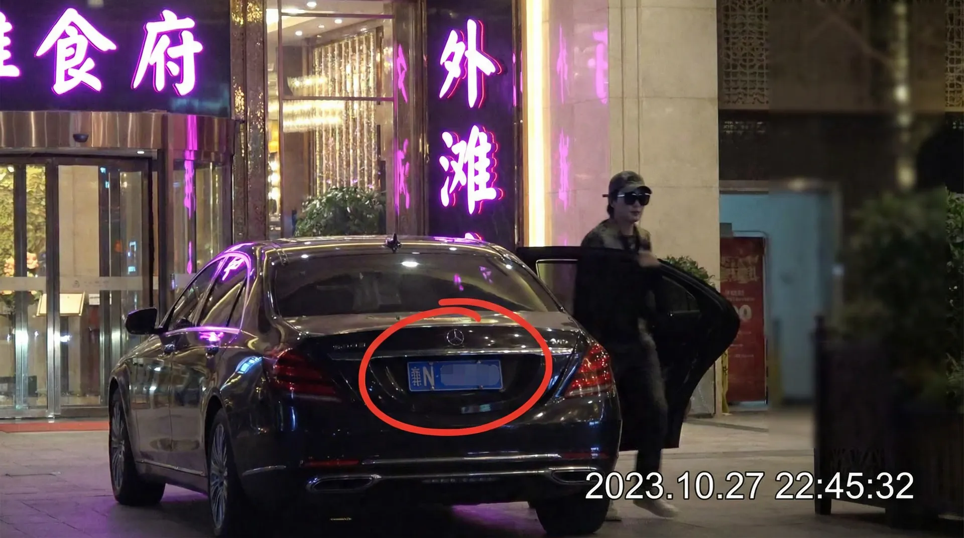 51吃瓜 - 豪车餐厅外被拍